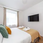 Comfortable Welcoming 3Br House Wbalcony, South London