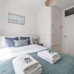 Comfortable Welcoming 3Br House Wbalcony, South London