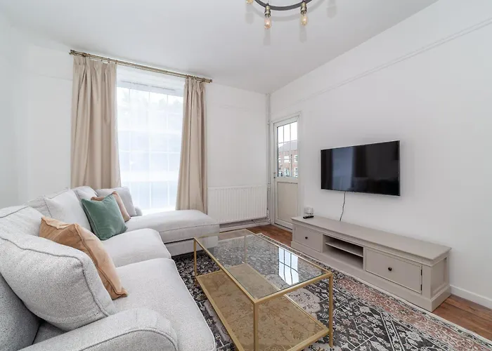 Comfortable Welcoming 3Br House Wbalcony, South London
