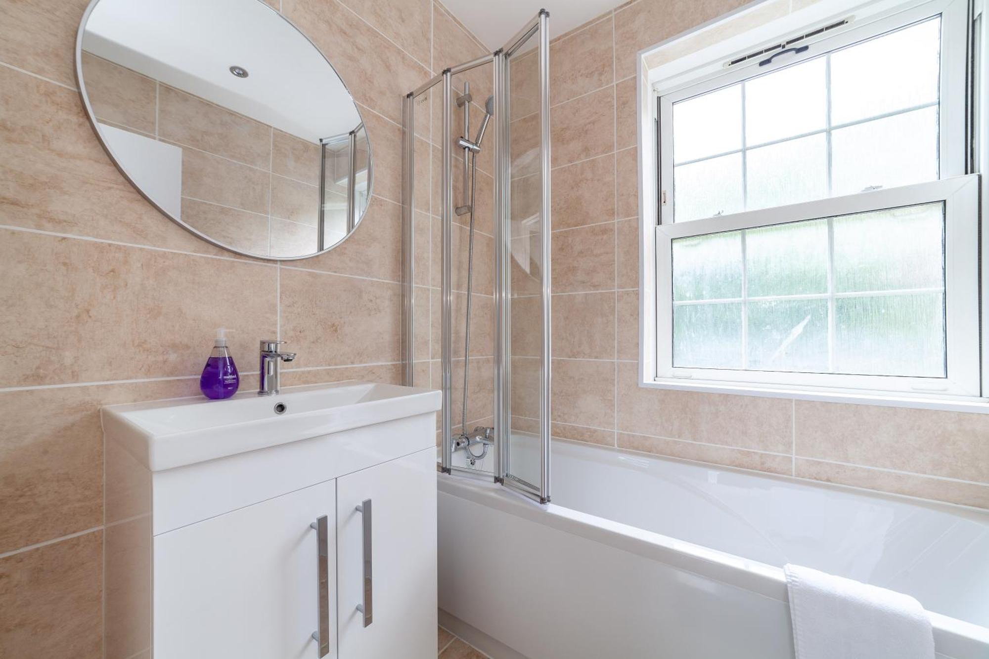 Comfortable Welcoming 3br House Wbalcony, South Appartamento Londra