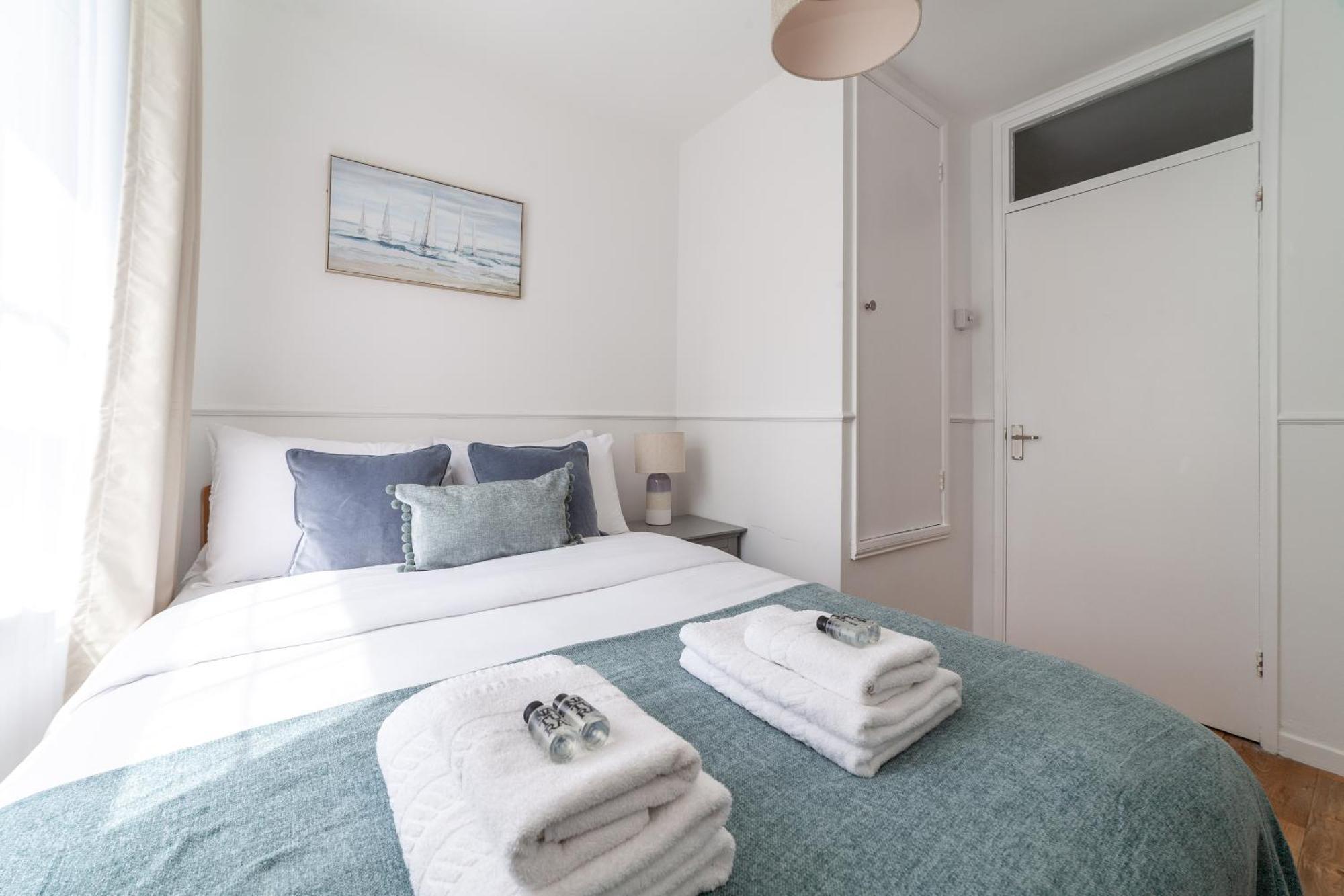 Comfortable Welcoming 3br House Wbalcony, South Londra