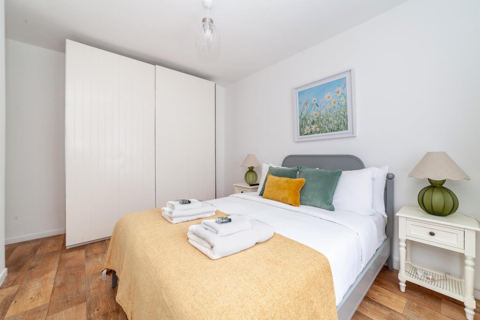 Comfortable Welcoming 3br House Wbalcony, South